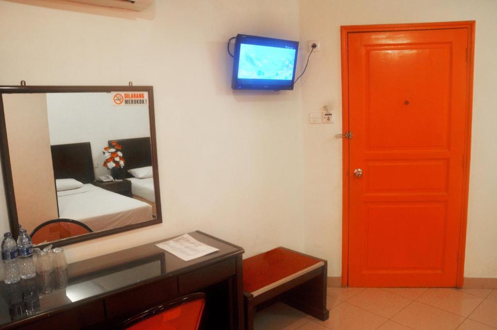 Plaza Hotel Harco Mangga Dua Джакарта Екстериор снимка